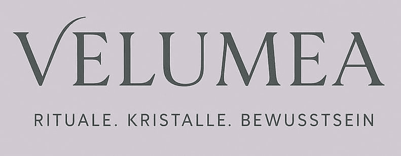 Logo der Marke VELUMEA mit dem Claim „Rituale. Kristalle. Bewusstsein.“ in stilvoller Serifenschrift auf zartem Hintergrund.