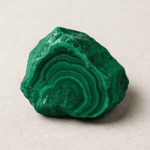 Grüner Malachit-Rohstein mit wellenförmiger Maserung – Symbol für Wandel, Schutz und Herzöffnung