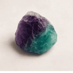 Mehrfarbiger Fluorit-Rohstein mit violetten, grünen und klaren Schichten – steht für geistige Klarheit, Fokus und Ordnung