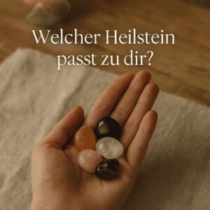 Quadratisches Foto einer offenen Hand mit verschiedenen Heilsteinen auf hellem Stoff – Symbol für spirituelle Auswahl und energetische Intuition