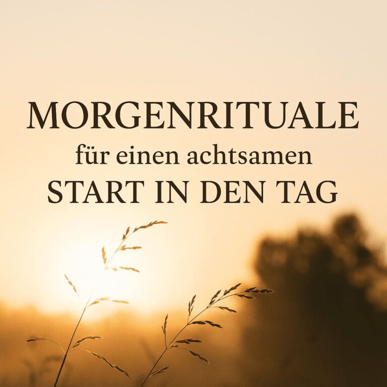 Sonnenaufgang mit zarten Gräsern im Vordergrund und dem Schriftzug „Morgenrituale – für einen achtsamen Start in den Tag“